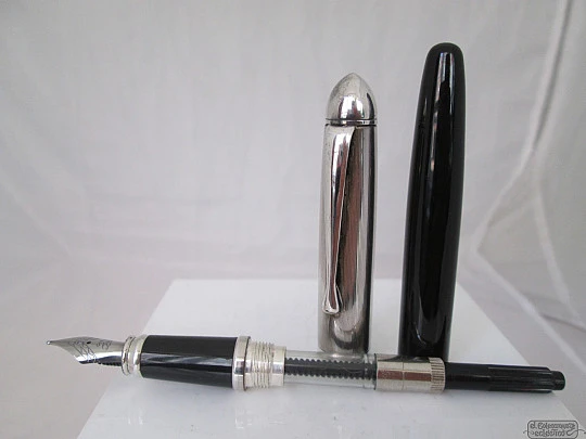 Delta Graffiti. Sterling silver & black resin. Converter. Steel nib