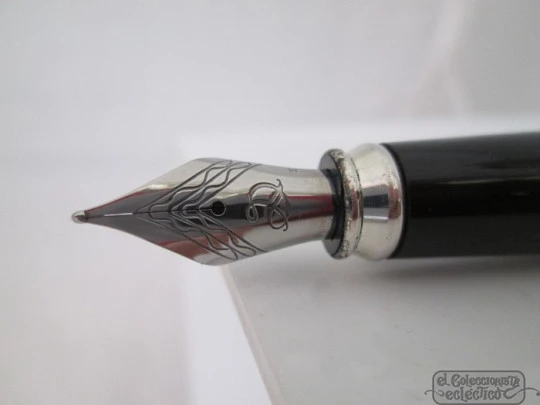 Delta Graffiti. Sterling silver & black resin. Converter. Steel nib