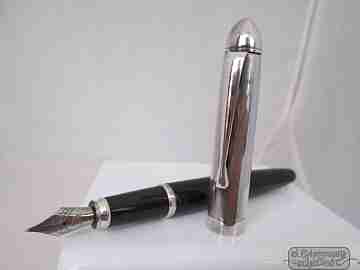 Delta Graffiti. Sterling silver & black resin. Converter. Steel nib