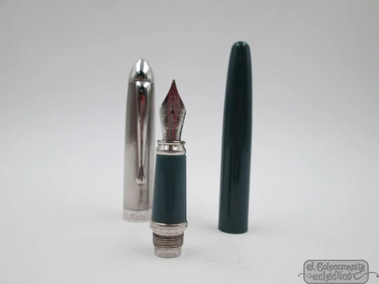 Delta Graffiti. Sterling silver & green resin. Converter. Steel nib