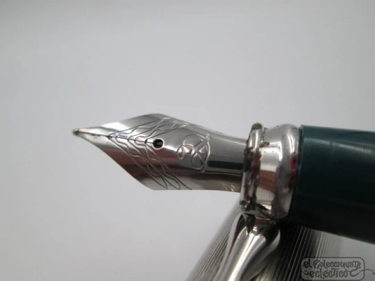 Delta Graffiti. Sterling silver & green resin. Converter. Steel nib