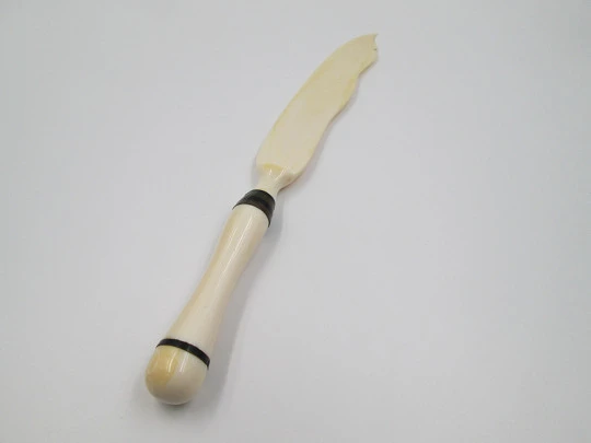 Desk letter opener in ivory with horn decorations on the handle. Europe. 1940