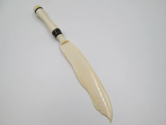 Desk letter opener in ivory with horn decorations on the handle. Europe. 1940