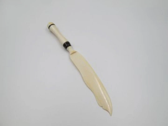 Desk letter opener in ivory with horn decorations on the handle. Europe. 1940