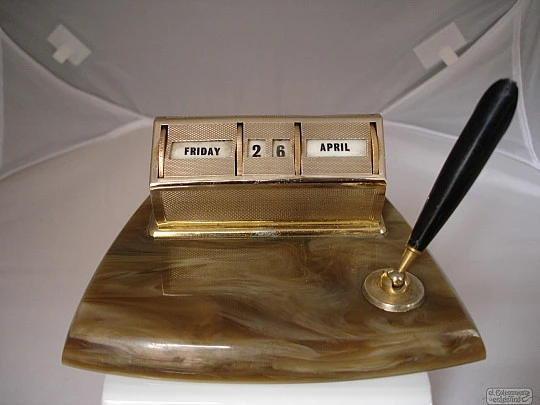 Desk & office calendar. Golden metal and marble resin. Pen holder