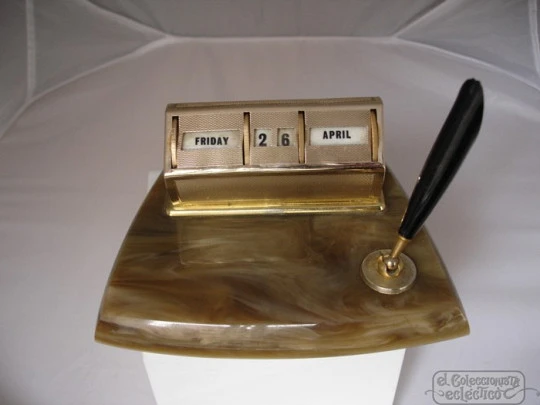 Desk & office calendar. Golden metal and marble resin. Pen holder