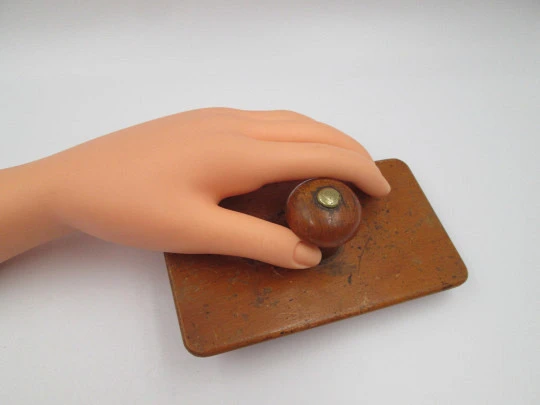 Desk table ink blotter. Wood, bronze detail and red absorbent fabric. Europe. 1950's