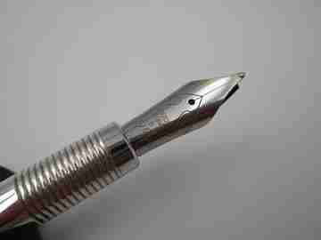 Dip calligraphy cylindrical pen. 925 sterling silver. Ribbed section. Steel nib