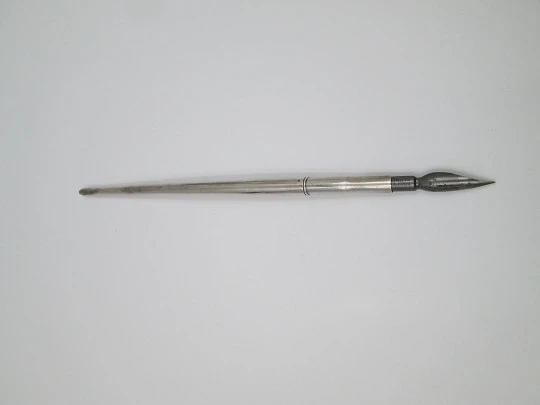 Dip calligraphy cylindrical pen. Sterling silver. D. Leonardt metal nib. 1920's. France