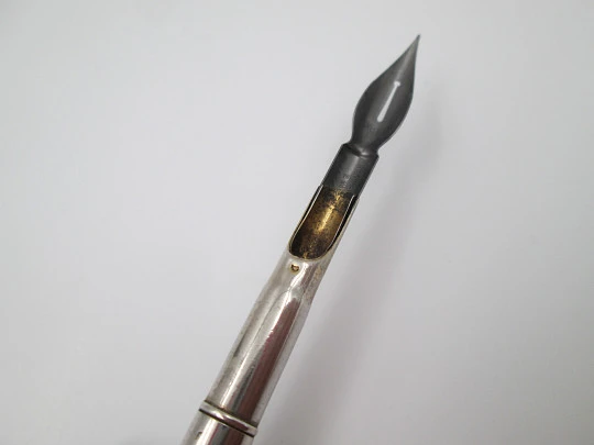 Dip calligraphy cylindrical pen. Sterling silver. D. Leonardt metal nib. 1920's. France