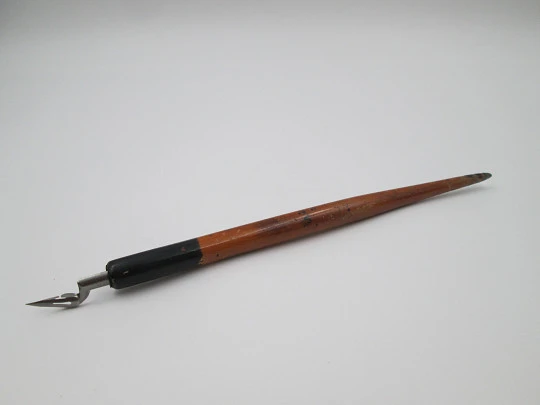 Dip calligraphy pen. Bitone wood. Perry & Cº silver plated nib. England. 1950's