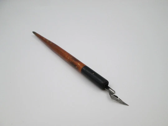 Dip calligraphy pen. Bitone wood. Perry & Cº silver plated nib. England. 1950's