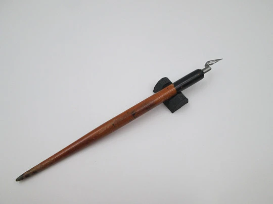 Dip calligraphy pen. Bitone wood. Perry & Cº silver plated nib. England. 1950's