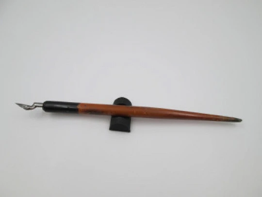 Dip calligraphy pen. Bitone wood. Perry & Cº silver plated nib. England. 1950's