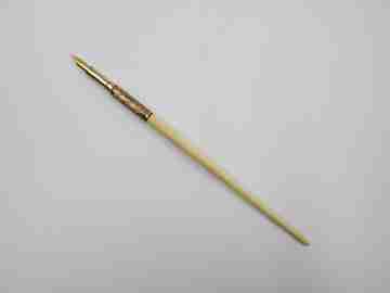 Dip calligraphy pen. Gold plated and ivory. Geometric motifs. Europe. 1890