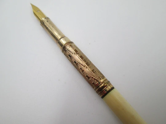 Dip calligraphy pen. Gold plated and ivory. Geometric motifs. Europe. 1890
