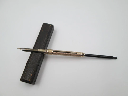 Dip calligraphy pen. Gold plated & hard rubber. Extendable end. Guilloche. Europe. 1900's