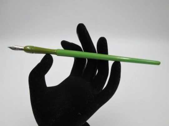 Dip calligraphy pen. Green bitone resin. Silver plated nib. Europe. 1960's