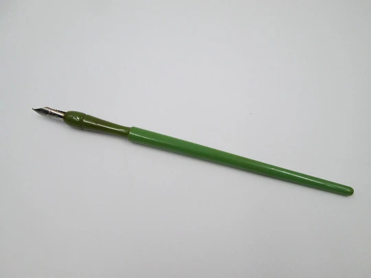 Dip calligraphy pen. Green bitone resin. Silver plated nib. Europe. 1960's