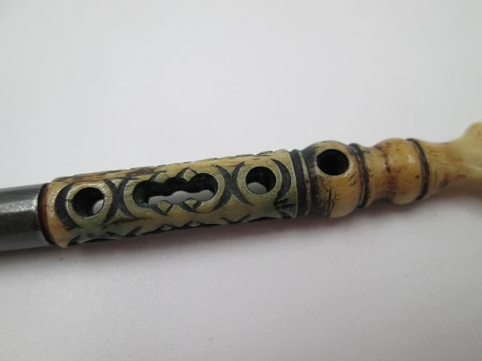 Dip calligraphy pen. Ivory and tinned metal. Geometric motifs. Europe. 1900