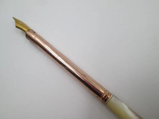 Dip calligraphy pen. Pink gold plated metal and nacre. Europe. Circa 1900