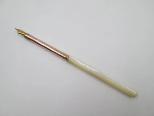 Dip calligraphy pen. Pink gold plated metal and nacre. Europe. Circa 1900