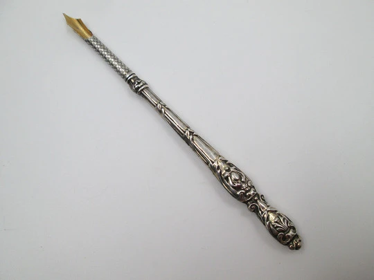 Dip calligraphy pen. Sterling silver. Shells & vegetable motifs. Europe. 1900's