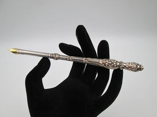 Dip calligraphy pen. Sterling silver. Shells & vegetable motifs. Europe. 1900's
