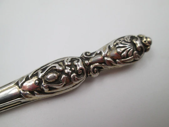Dip calligraphy pen. Sterling silver. Shells & vegetable motifs. Europe. 1900's