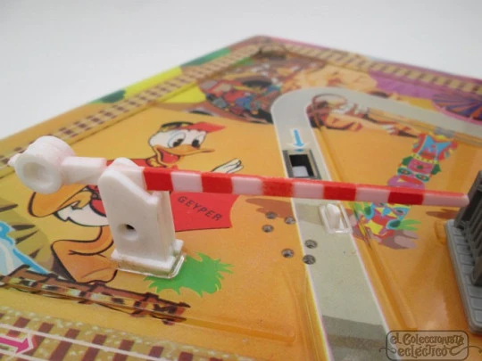Disneyland mechanical track. Wind-up cars. Geyper. 1965. Spain. Box Disneyland mechanical track. Wind-up cars. Geyper. 1965. Spain. Box