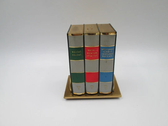 Dispensador de cigarrillos con forma de libro y base. Latón lacado a color. Italia. 1950 Dispensador de cigarrillos con forma de libro y base. Latón lacado a color. Italia. 1950