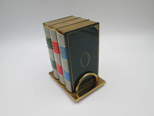 Dispensador de cigarrillos con forma de libro y base. Latón lacado a color. Italia. 1950