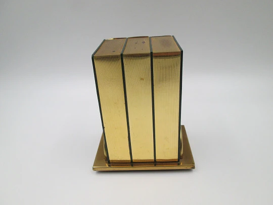 Dispensador de cigarrillos con forma de libro y base. Latón lacado a color. Italia. 1950