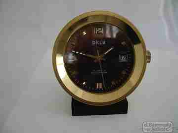 DKLB. 1970. Bronce. Máquina vista. Calendario. Cuerda manual