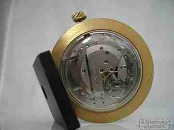 DKLB. 1970. Bronce. Máquina vista. Calendario. Cuerda manual