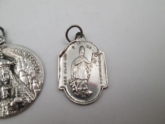 Dos medallas religiosas en plata de ley. Virgen de Montserrat y Ángel de la Guarda. 1960 Dos medallas religiosas en plata de ley. Virgen de Montserrat y Ángel de la Guarda. 1960