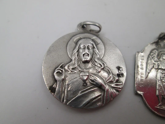 Dos medallas religiosas en plata de ley. Virgen de Montserrat y Ángel de la Guarda. 1960 Dos medallas religiosas en plata de ley. Virgen de Montserrat y Ángel de la Guarda. 1960