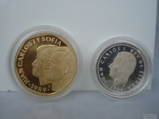 Dos monedas plata maciza pura de ley. Vermeil. Pesetas Juan Carlos I