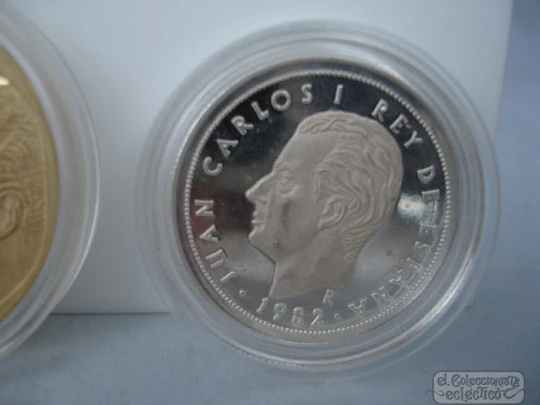 Dos monedas plata maciza pura de ley. Vermeil. Pesetas Juan Carlos I