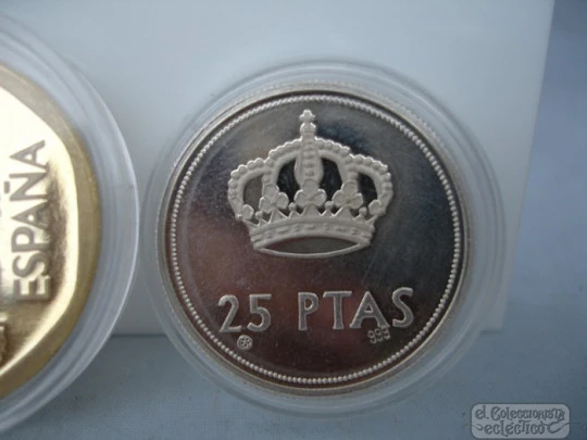 Dos monedas plata maciza pura de ley. Vermeil. Pesetas Juan Carlos I