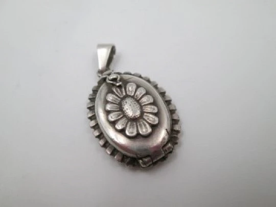 Double-sided picture frame pendant. Sterling silver & vermeil. Flower motif
