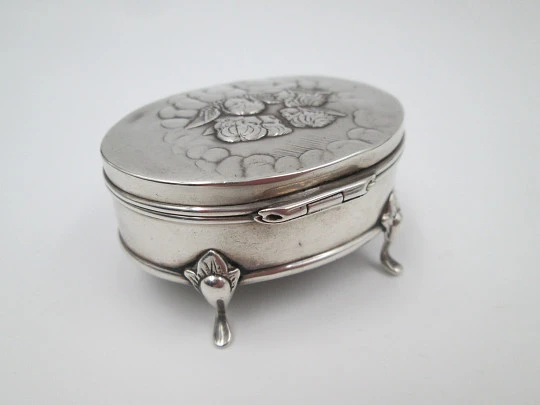 Dresser box. 925 sterling silver & vermeil. 1905. United Kingdom. Angels scene