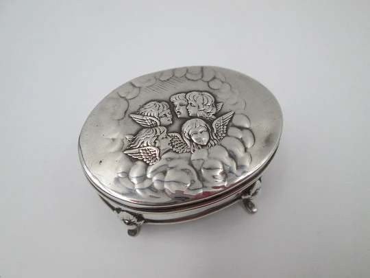 Dresser box. 925 sterling silver & vermeil. 1905. United Kingdom. Angels scene