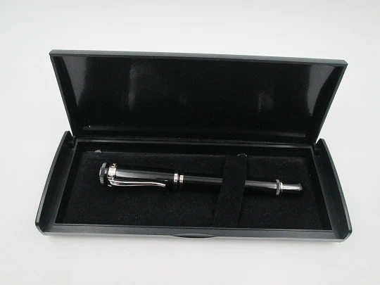 Dunhill Sentryman. Black resin and palladium plated details. 18k nib. UK