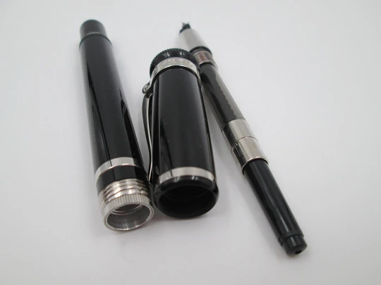 Dunhill Sentryman. Black resin and palladium plated details. 18k nib. UK