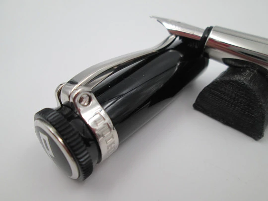 Dunhill Sentryman. Black resin and palladium plated details. 18k nib. UK