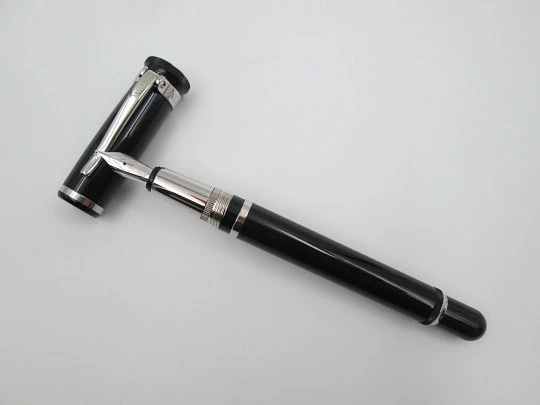 Dunhill Sentryman. Black resin and palladium plated details. 18k nib. UK