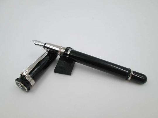 Dunhill Sentryman. Resina negra y detalles chapados paladio. Plumín 18k