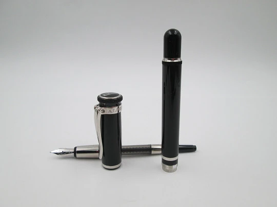 Dunhill Sentryman. Resina negra y detalles chapados paladio. Plumín 18k