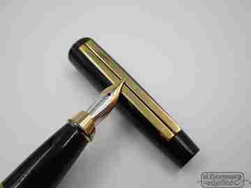Dupont Ellipsis. Resina negra y chapados oro. Plumín 18K. Caja. 2004